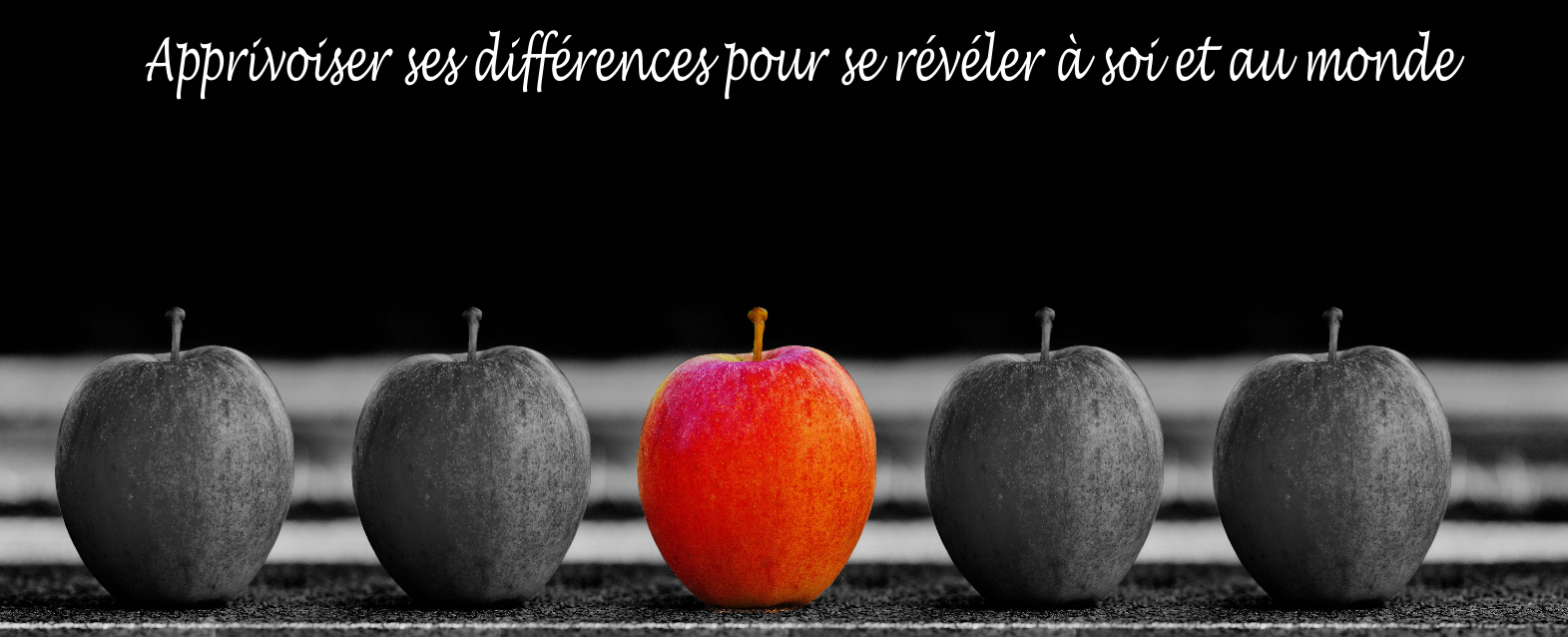 Pomme rouge au milieu de pommes anthracite représentant la différence du Haut Potentiel Intellectuel cabinet Potentialité